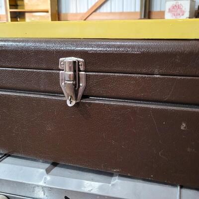 Lot 332: Vintage HANDI CRAFT Toolbox w/ Level Ruler