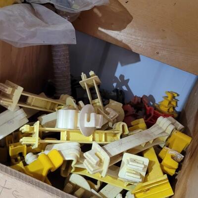 Lot 334: Assortment of Electric Fence Connection Hardware
