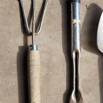 Lot 350: Gardening Lot - Hand Tools, Kneeling Pad, Rain Bird Metal Sprinkler and 5 Way Faucet Connection