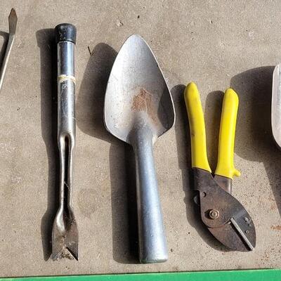 Lot 350: Gardening Lot - Hand Tools, Kneeling Pad, Rain Bird Metal Sprinkler and 5 Way Faucet Connection