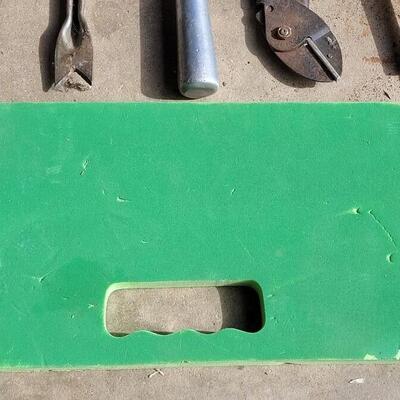 Lot 350: Gardening Lot - Hand Tools, Kneeling Pad, Rain Bird Metal Sprinkler and 5 Way Faucet Connection