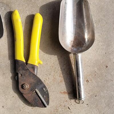 Lot 350: Gardening Lot - Hand Tools, Kneeling Pad, Rain Bird Metal Sprinkler and 5 Way Faucet Connection