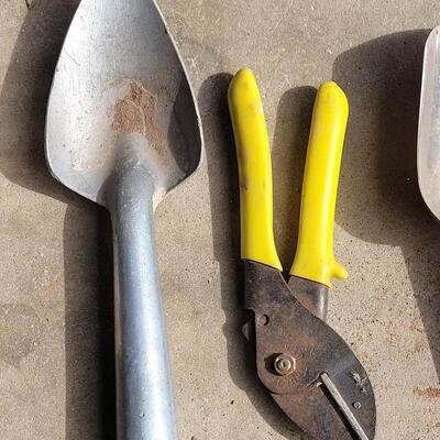 Lot 350: Gardening Lot - Hand Tools, Kneeling Pad, Rain Bird Metal Sprinkler and 5 Way Faucet Connection