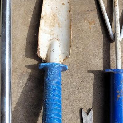 Lot 353: Gardening Hand Tools and Sprayer Wand