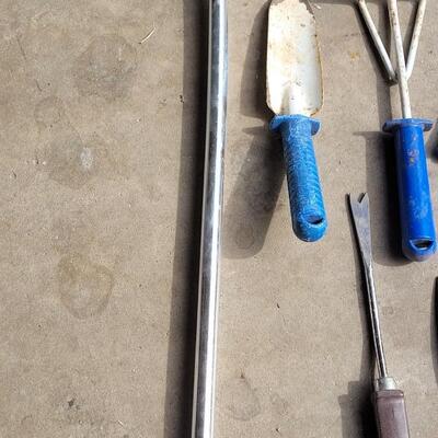 Lot 353: Gardening Hand Tools and Sprayer Wand