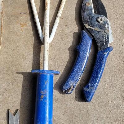 Lot 353: Gardening Hand Tools and Sprayer Wand