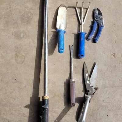 Lot 353: Gardening Hand Tools and Sprayer Wand