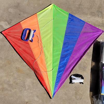 Lot 357: (3) Kites