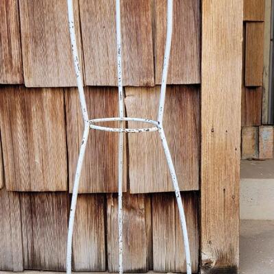 Lot 362: Vintage Pin Leg White Metal Planter Stand