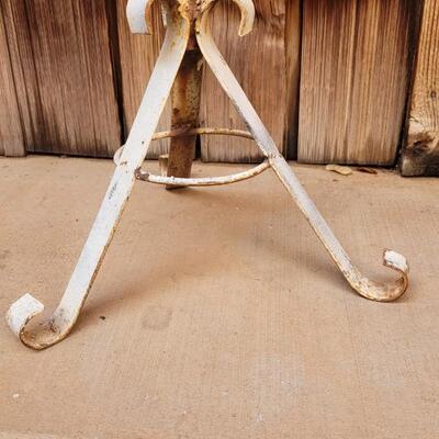 Lot 363: Vintage White Metal Curved Feet Plant Stand