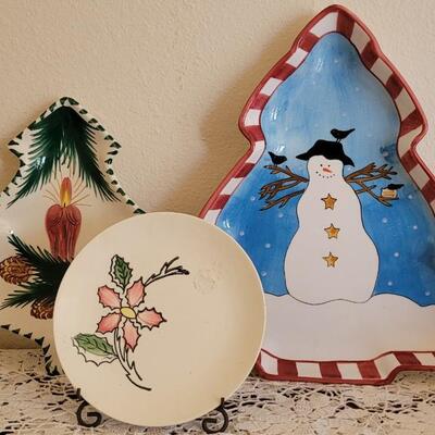 Lot 375: Vintage Christmas Plate and Platters (stand included)