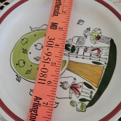 Lot 375: Vintage Christmas Plate and Platters (stand included)