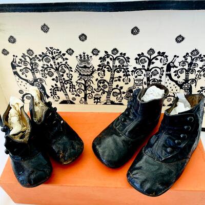 AA    COLLECTION OF ANTIQUE CHILDREN'S SHOES PAINTED TRAY & SHOE LAST
