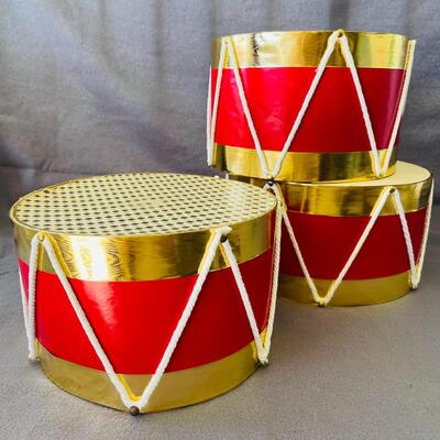 AA    STORE WINDOW DISPLAY PAPER SNARE DRUMS CHRISTMAS THEME