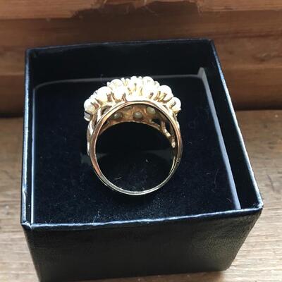 14k Ring with Pearls. Size 6