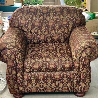 Lot 76 - Thomasville Roll Arm Chair