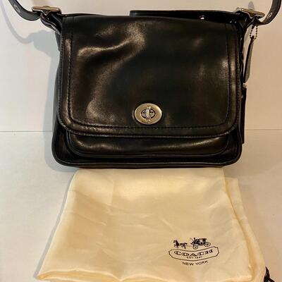 Lot 090: Medium Black Leather Coach Handbag/Crossbody