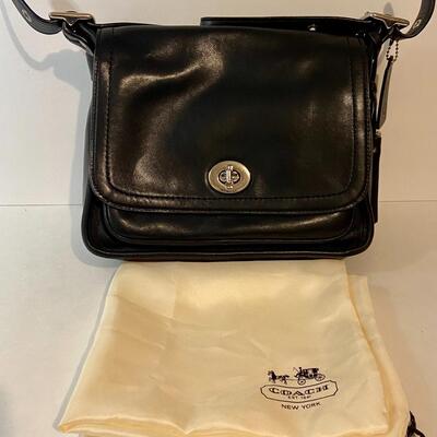 Lot 090: Medium Black Leather Coach Handbag/Crossbody