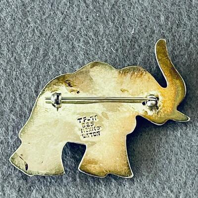 AAJ10    VINTAGE 1970s PUFFY STERLING SILVER ELEPHANT BROOCH W/GOLD PLATED EAR