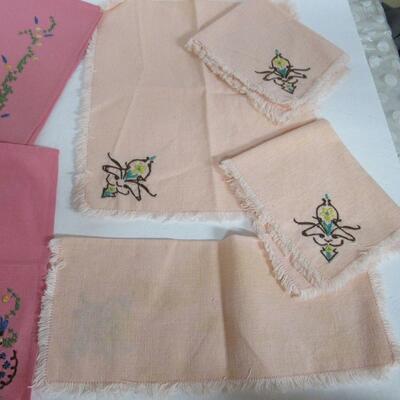 Set of 4 Dark Pink Placemats and Napkins, 4 Light Pink Napkins