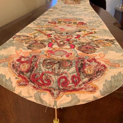 Embroidered table runner - 70
