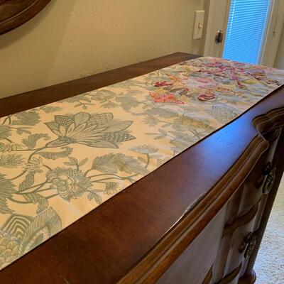 Embroidered table runner - 70