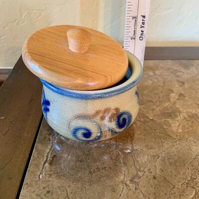 Pottery jar with lid