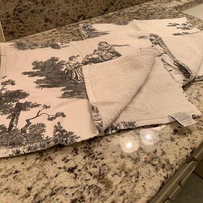 Pair of toile hand towels