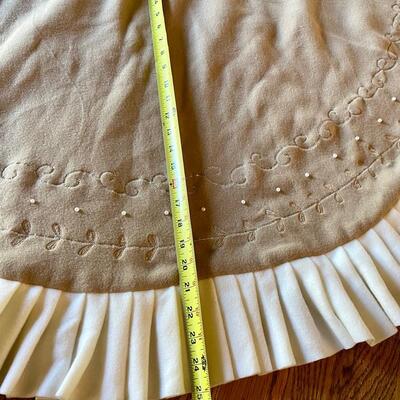 D & F Designs 52" Tan and Beige Winter White Pearls Felt Ruffle Christmas Tree Skirt