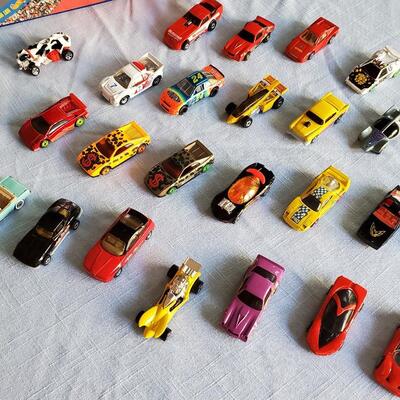 Mattel Hot Wheels - Collector Case on Wheels, and 97 Vehicles