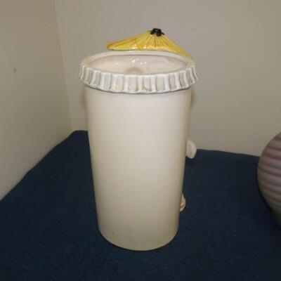 LOT 21. HOME DECOR. PITCHER AND VASE