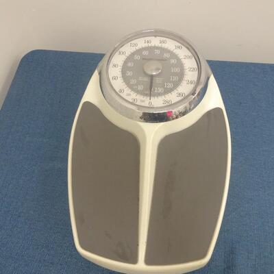LOT 28. HEALTH O METER SCALE
