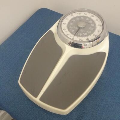 LOT 28. HEALTH O METER SCALE