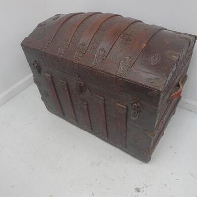 LOT 29. ANTIQUE HUMP BACK TRUNK