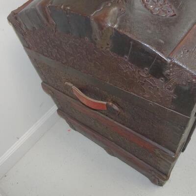 LOT 29. ANTIQUE HUMP BACK TRUNK