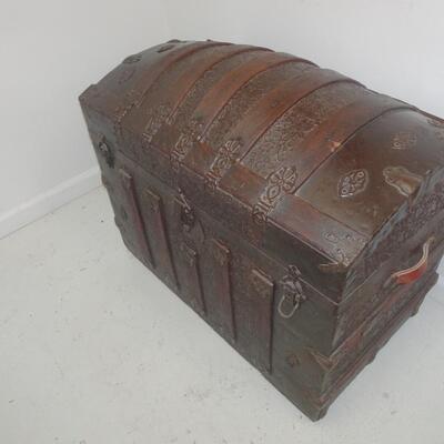 LOT 29. ANTIQUE HUMP BACK TRUNK