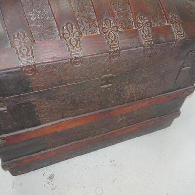 LOT 29. ANTIQUE HUMP BACK TRUNK