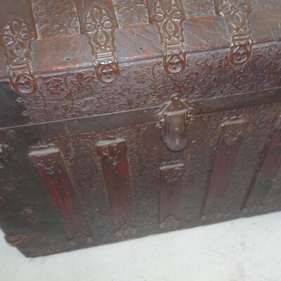 LOT 29. ANTIQUE HUMP BACK TRUNK