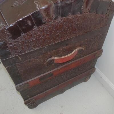 LOT 29. ANTIQUE HUMP BACK TRUNK