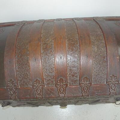 LOT 29. ANTIQUE HUMP BACK TRUNK