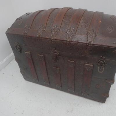 LOT 29. ANTIQUE HUMP BACK TRUNK