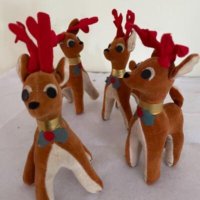 ST FOUR DARLING VINTAGE REINDEER