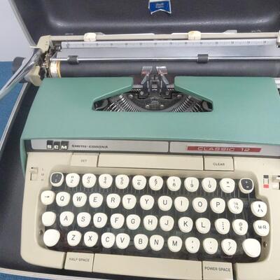 LOT 40 VINTAGE SMITH CORONA CLASSIC 12 TYPEWRITER