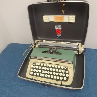 LOT 40 VINTAGE SMITH CORONA CLASSIC 12 TYPEWRITER