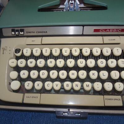 LOT 40 VINTAGE SMITH CORONA CLASSIC 12 TYPEWRITER