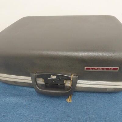 LOT 40 VINTAGE SMITH CORONA CLASSIC 12 TYPEWRITER