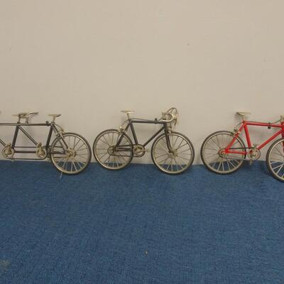 LOT 41.     1/10 SCALE DIE CAST BIKES