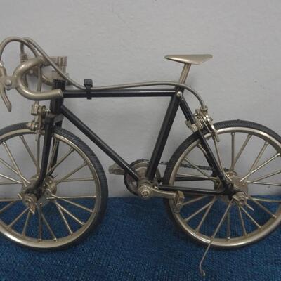 LOT 41.     1/10 SCALE DIE CAST BIKES