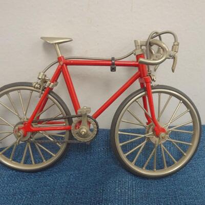 LOT 41.     1/10 SCALE DIE CAST BIKES