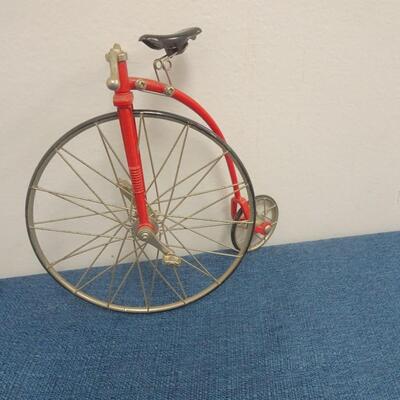LOT 42. 1/10 SCALE DIE CAST BIKES